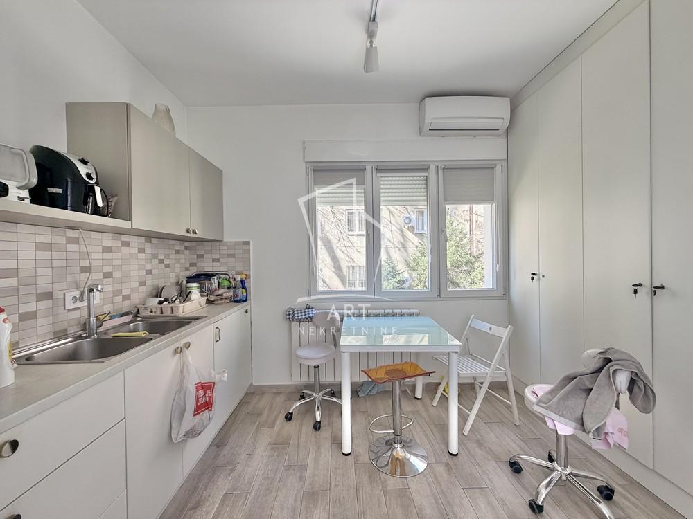 Stan na prodaju u Beogradu, Palilula, cetvorosoban, 92m2, cena 350000 evra