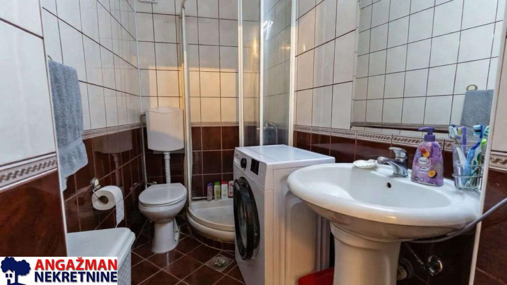 Stan na prodaju u Beogradu, Čubura, trosoban, 64m2, cena 259000 evra