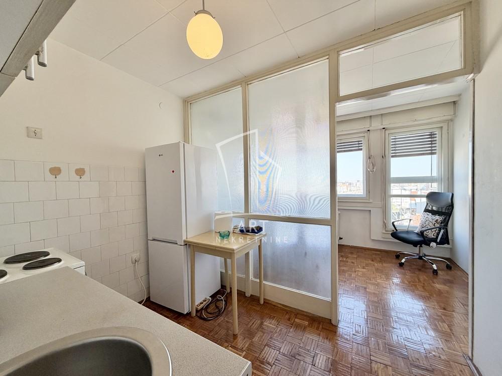 Stan na prodaju u Beogradu, Novi Beograd blok 45 (TC Enjub), jednoiposoban, 50m2, cena 168000 evra