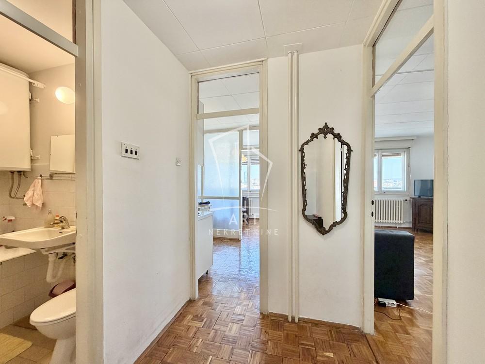 Stan na prodaju u Beogradu, Novi Beograd blok 45 (TC Enjub), jednoiposoban, 50m2, cena 168000 evra