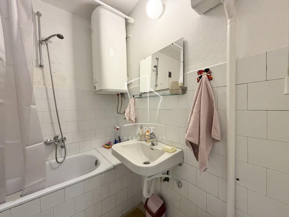 Stan na prodaju u Beogradu, Novi Beograd blok 45 (TC Enjub), jednoiposoban, 50m2, cena 168000 evra