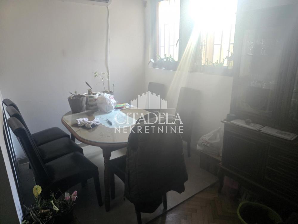 Stan na prodaju u Beogradu, Petlovo brdo, dvoiposoban, 43m2, cena 100000 evra