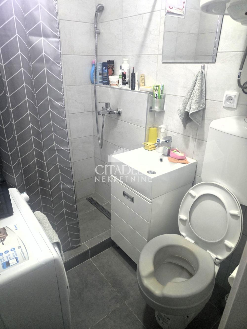 Stan na prodaju u Beogradu, Petlovo brdo, dvoiposoban, 43m2, cena 100000 evra