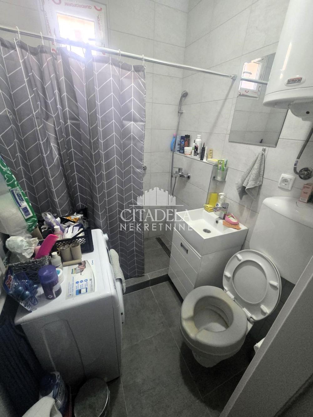 Stan na prodaju u Beogradu, Petlovo brdo, dvoiposoban, 43m2, cena 100000 evra