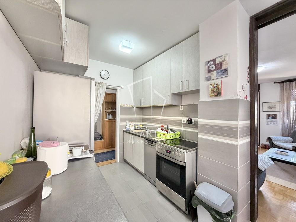 Stan na prodaju u Beogradu, Banovo brdo, dvoiposoban, 71m2, cena 222000 evra