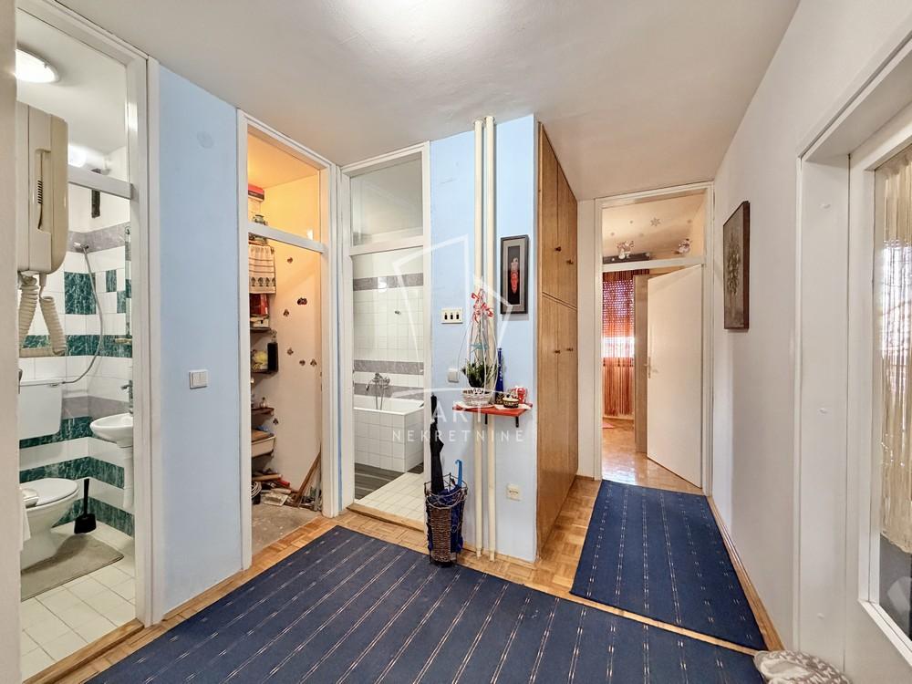 Stan na prodaju u Beogradu, Banovo brdo, dvoiposoban, 71m2, cena 222000 evra