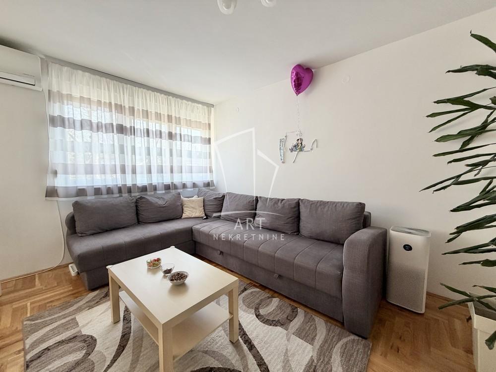 Stan na prodaju u Beogradu, Borča, trosoban, 65m2, cena 153000 evra