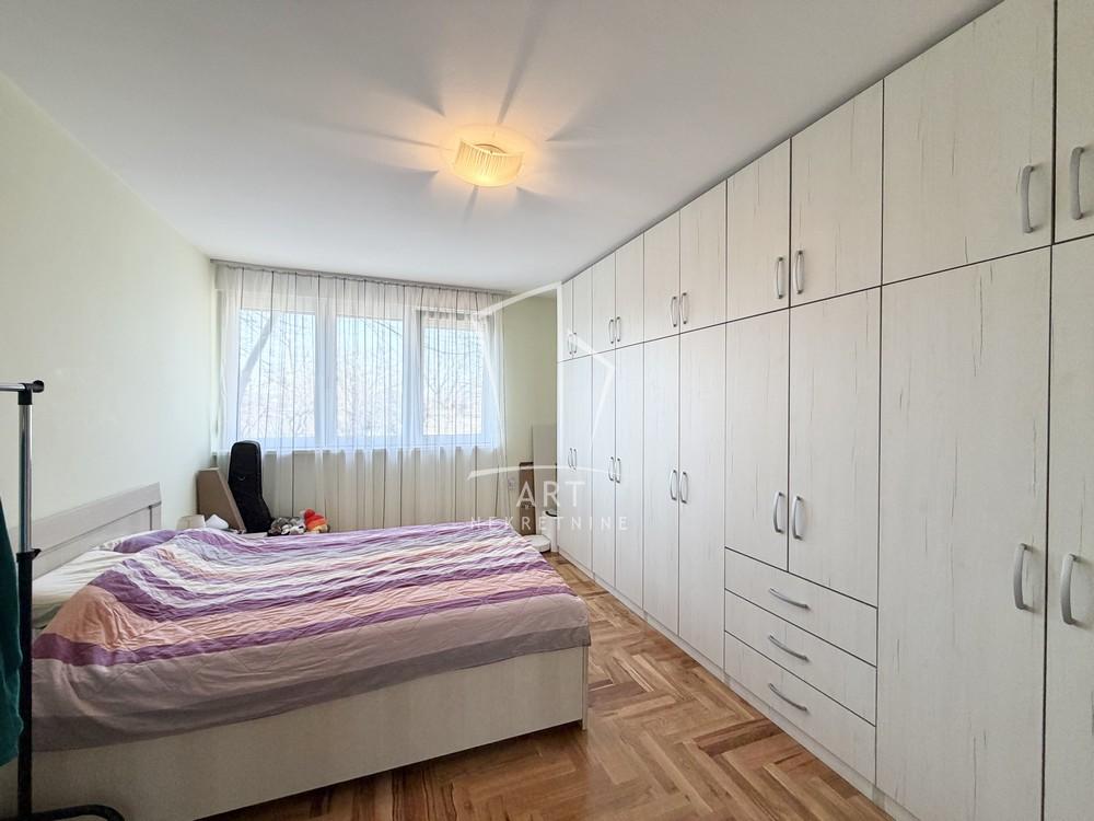 Stan na prodaju u Beogradu, Borča, trosoban, 65m2, cena 153000 evra