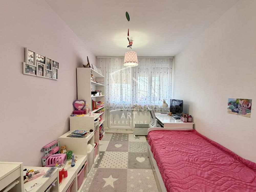 Stan na prodaju u Beogradu, Borča, trosoban, 65m2, cena 153000 evra