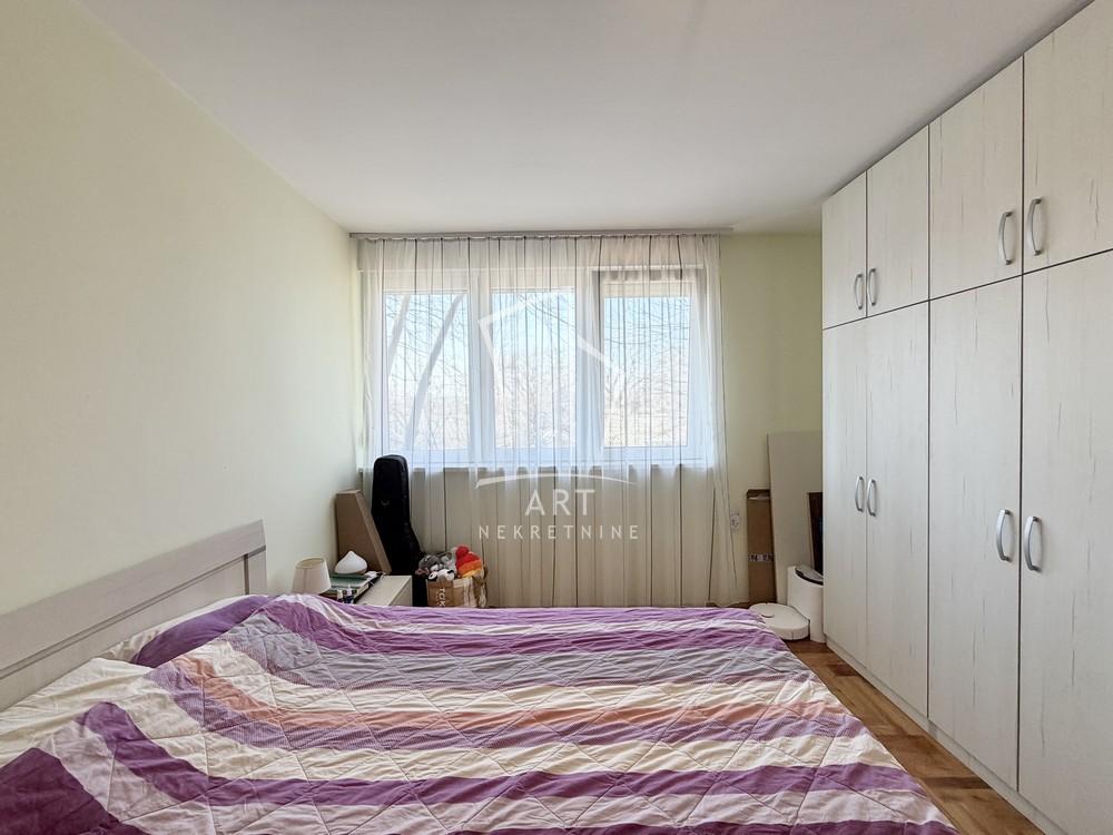 Stan na prodaju u Beogradu, Borča, trosoban, 65m2, cena 153000 evra