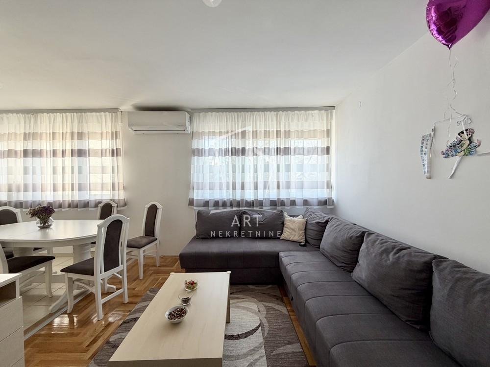 Stan na prodaju u Beogradu, Borča, trosoban, 65m2, cena 153000 evra