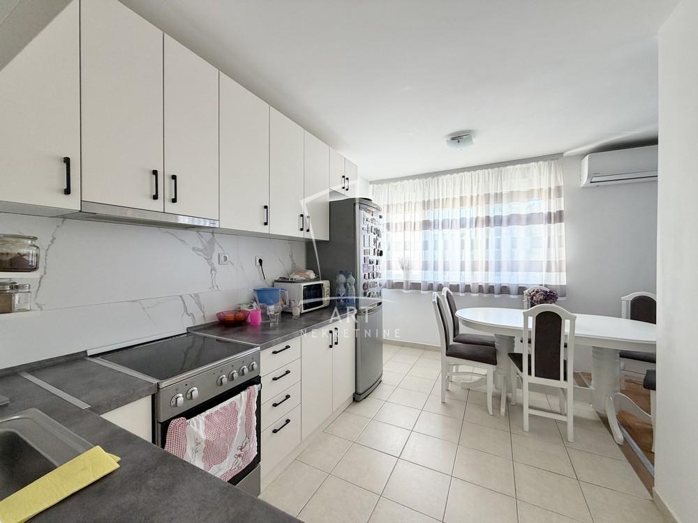 Stan na prodaju u Beogradu, Borča, trosoban, 65m2, cena 153000 evra