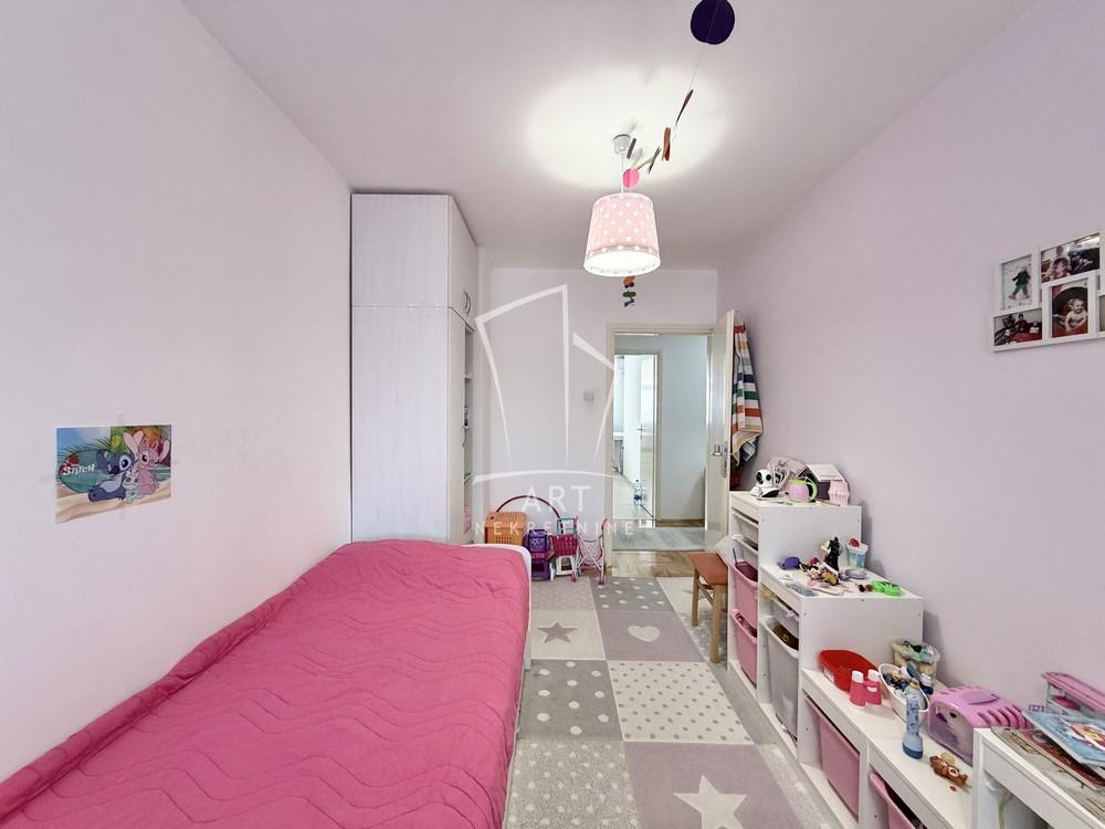 Stan na prodaju u Beogradu, Borča, trosoban, 65m2, cena 153000 evra