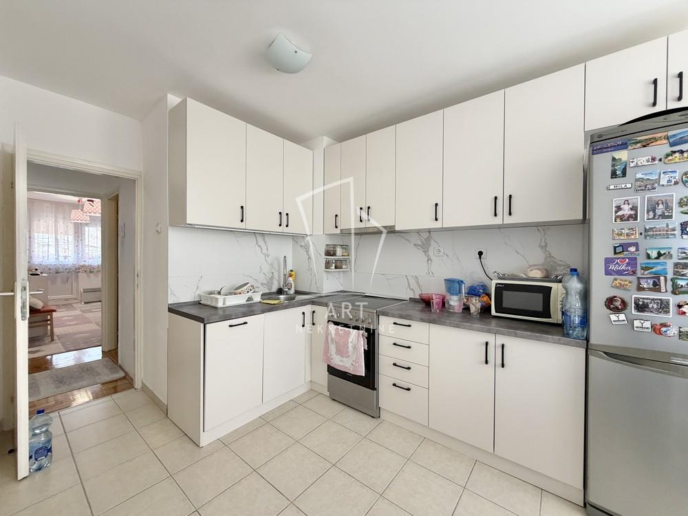 Stan na prodaju u Beogradu, Borča, trosoban, 65m2, cena 153000 evra