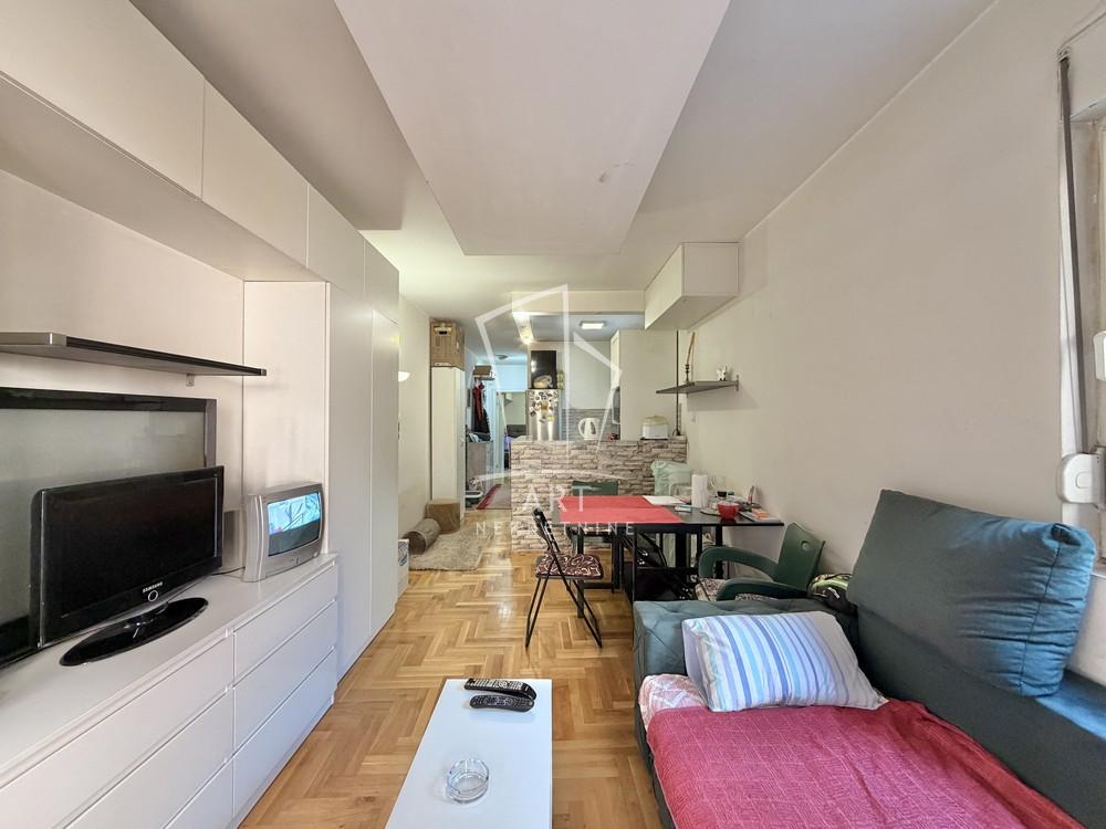 Stan na prodaju u Beogradu, Dušanovac, jednoiposoban, 40m2, cena 160000 evra