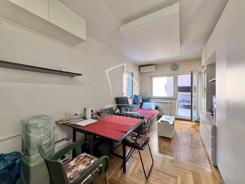 Stan na prodaju u Beogradu, Dušanovac, jednoiposoban, 40m2, cena 160000 evra