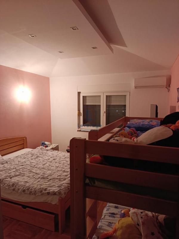 Stan na prodaju u Beogradu, Karaburma, trosoban, 80m2, cena 160000 evra