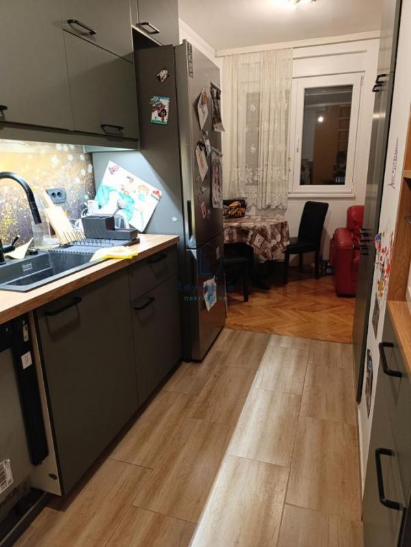 Stan na prodaju u Beogradu, Karaburma, trosoban, 80m2, cena 160000 evra