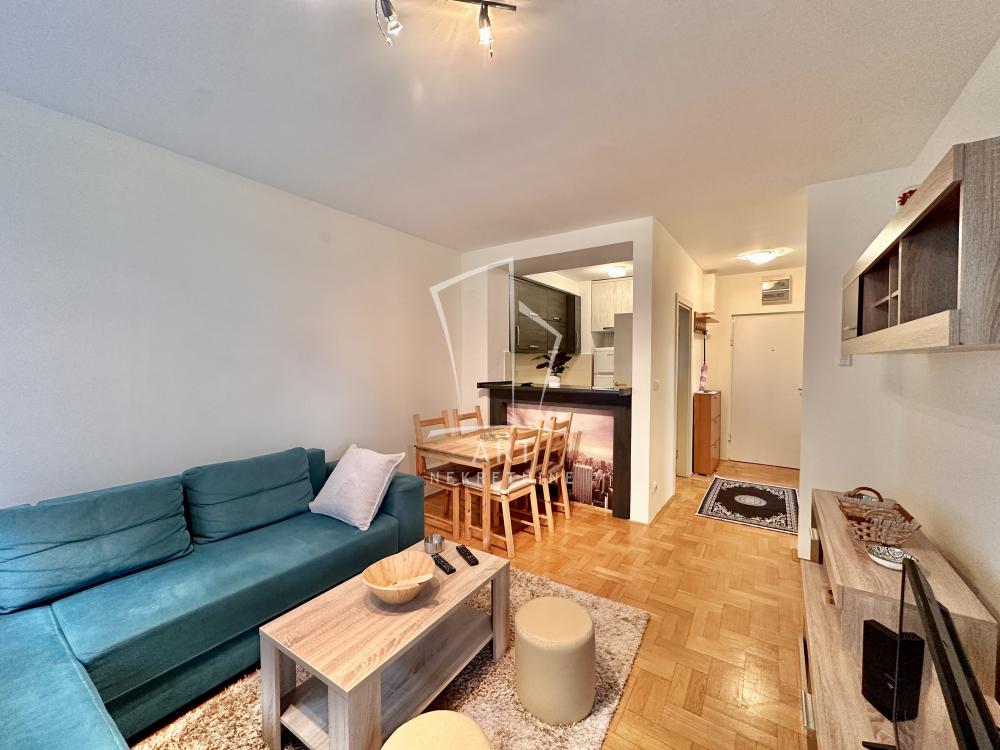 Stan na prodaju u Beogradu, Novi Beograd, jednoiposoban, 42m2, cena 165000 evra