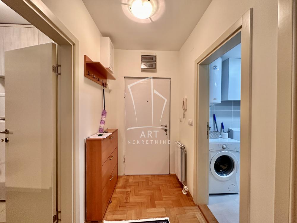 Stan na prodaju u Beogradu, Novi Beograd, jednoiposoban, 42m2, cena 165000 evra