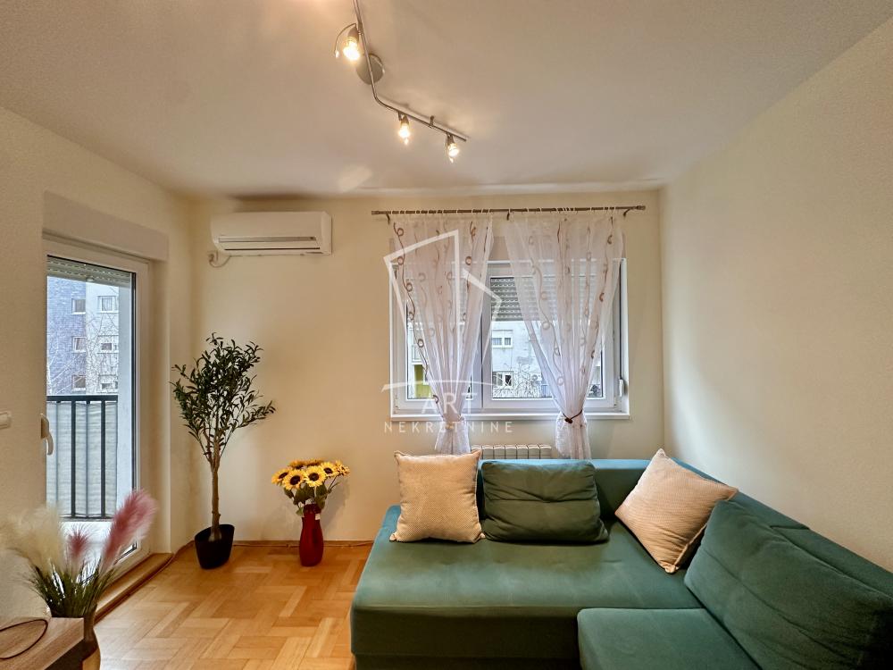 Stan na prodaju u Beogradu, Novi Beograd, jednoiposoban, 42m2, cena 165000 evra