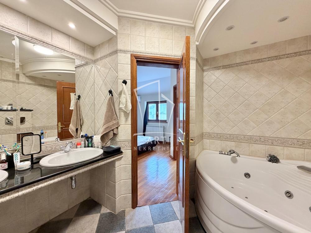 Stan na prodaju u Beogradu, Borča, 180m2, cena 300000 evra