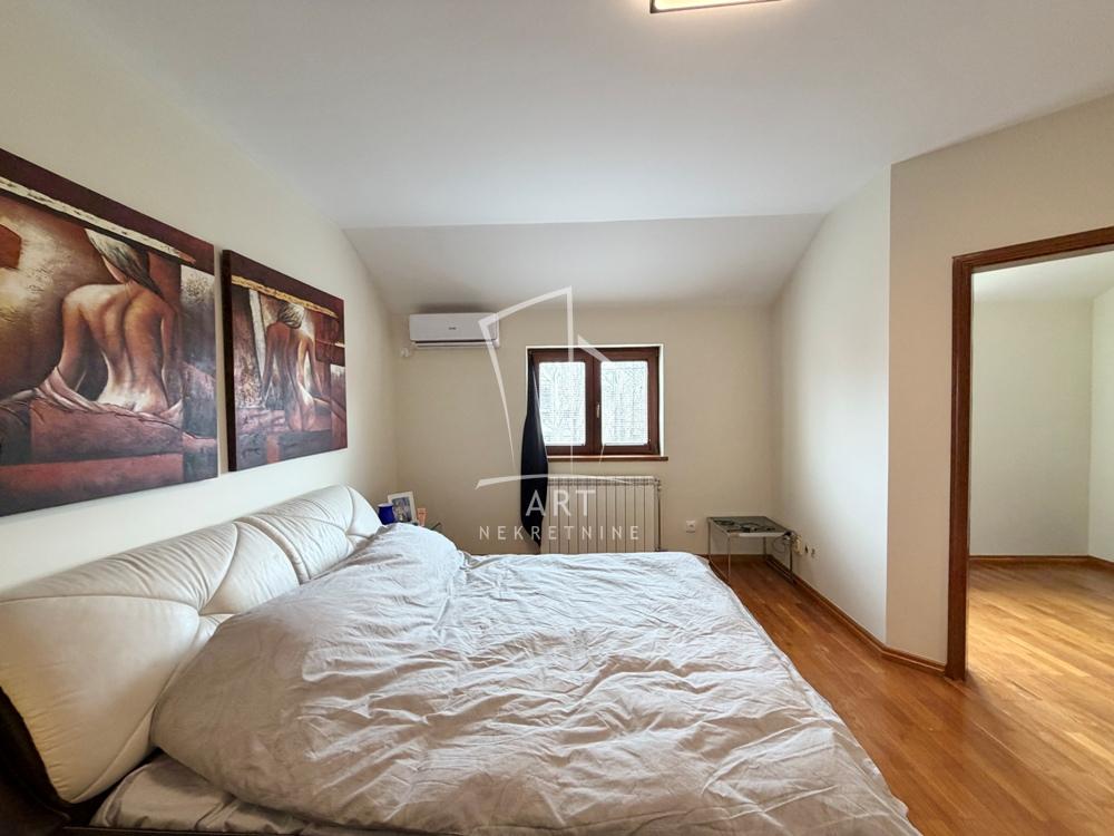 Stan na prodaju u Beogradu, Borča, 180m2, cena 300000 evra