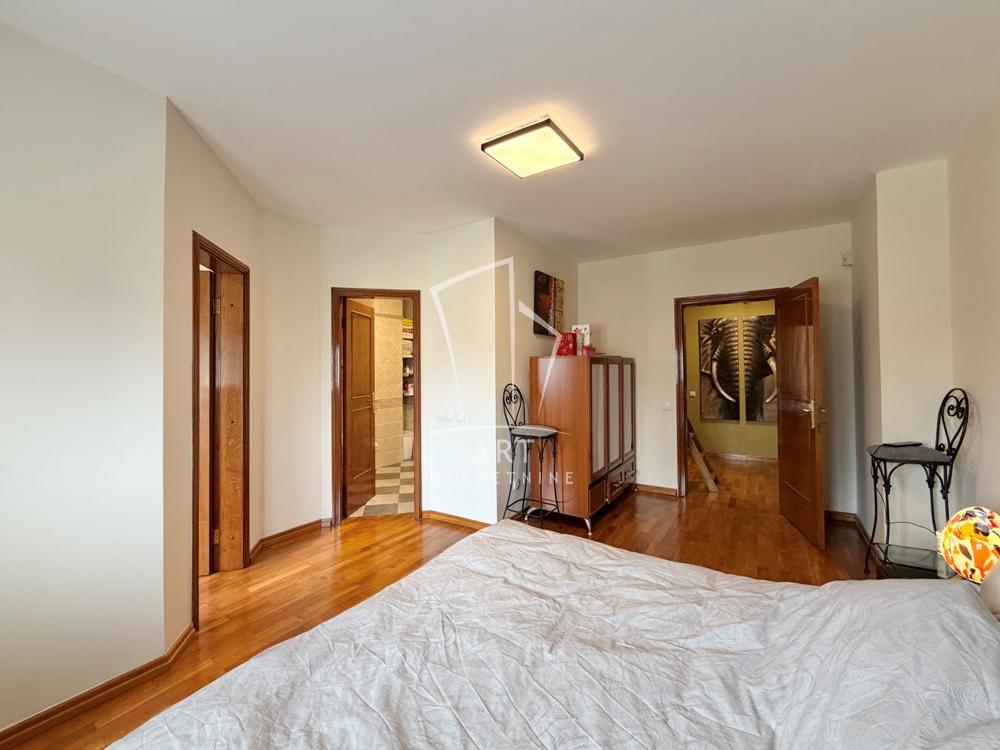 Stan na prodaju u Beogradu, Borča, 180m2, cena 300000 evra