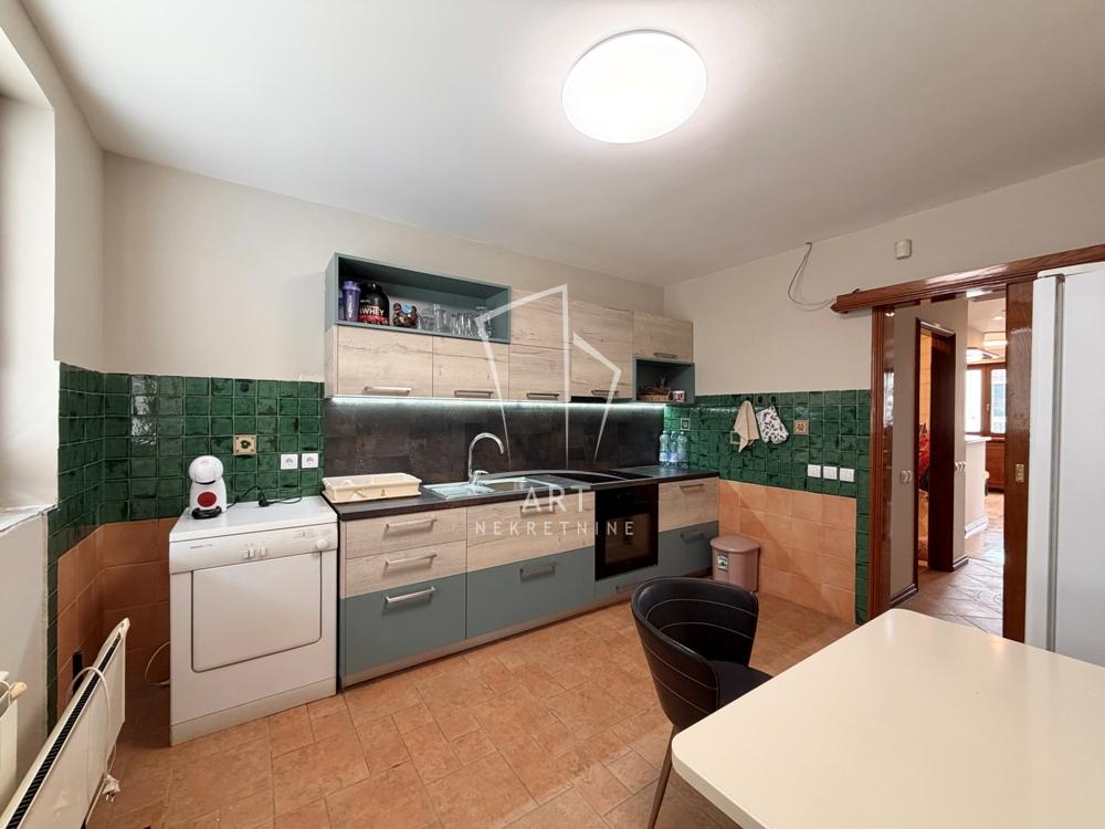 Stan na prodaju u Beogradu, Borča, 180m2, cena 300000 evra