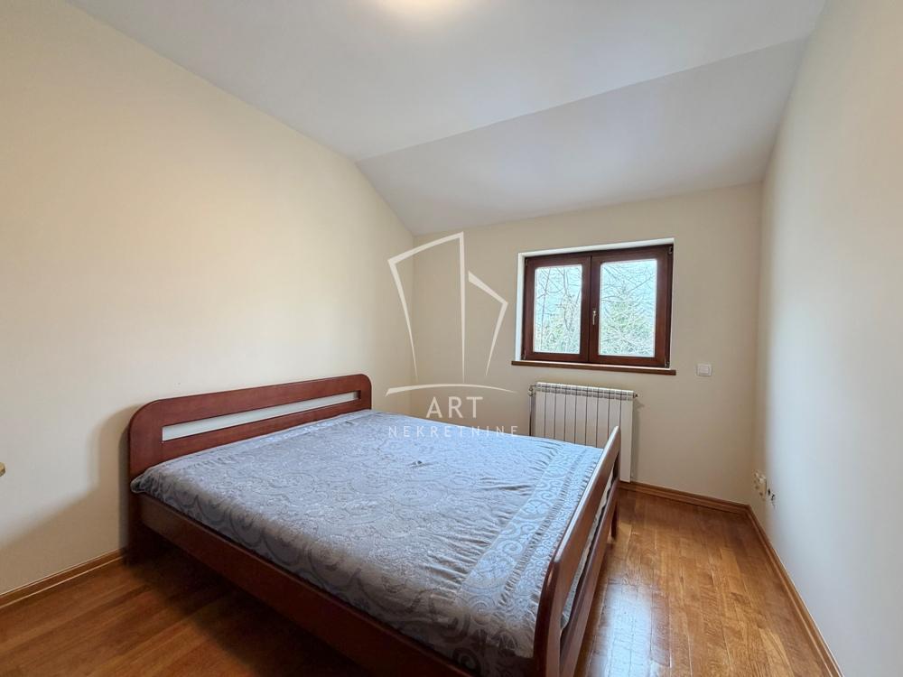 Stan na prodaju u Beogradu, Borča, 180m2, cena 300000 evra