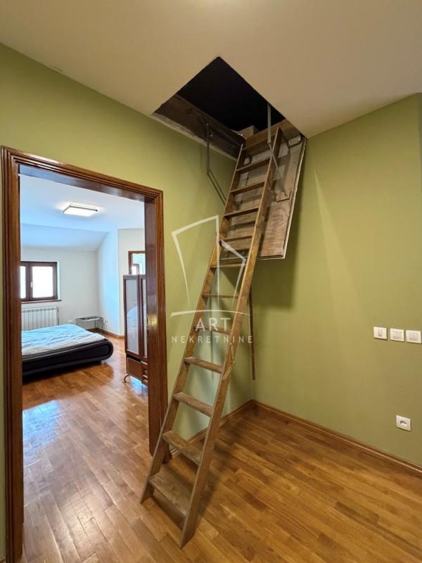 Stan na prodaju u Beogradu, Borča, 180m2, cena 300000 evra