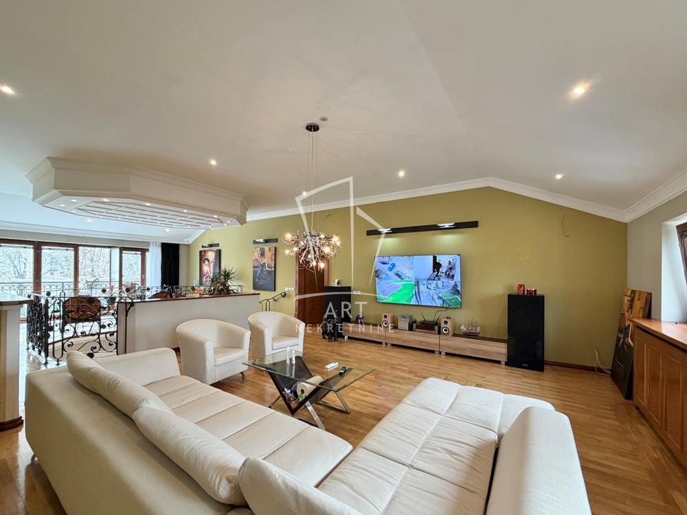 Stan na prodaju u Beogradu, Borča, 180m2, cena 300000 evra