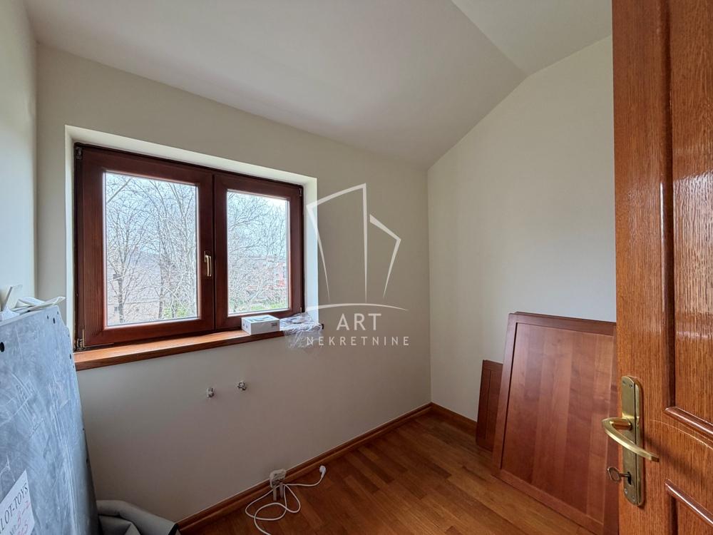 Stan na prodaju u Beogradu, Borča, 180m2, cena 300000 evra