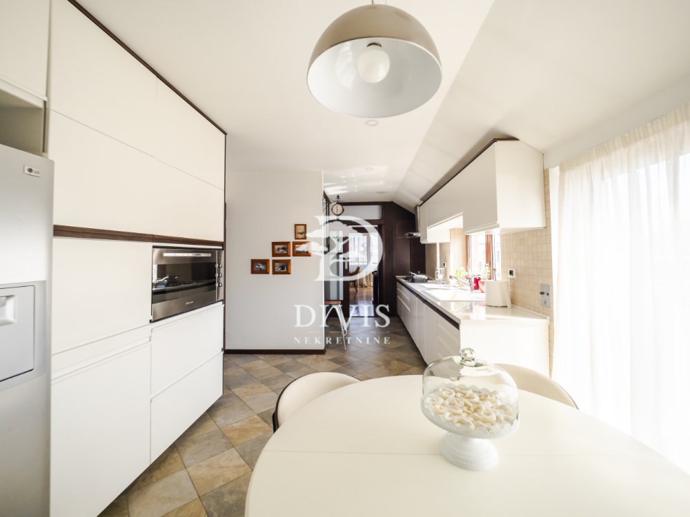 Stan na prodaju u Beogradu, Vračar, cetvorosoban, 97m2, cena 585000 evra