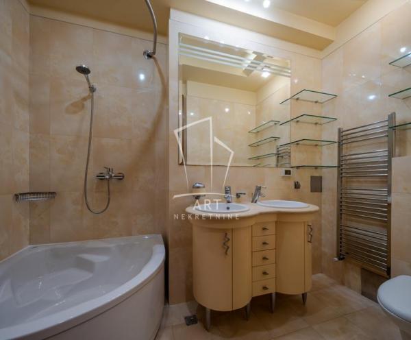 Stan na prodaju u Beogradu, Banovo brdo, trosoban, 137m2, cena 480000 evra