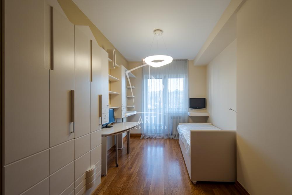 Stan na prodaju u Beogradu, Banovo brdo, trosoban, 137m2, cena 480000 evra