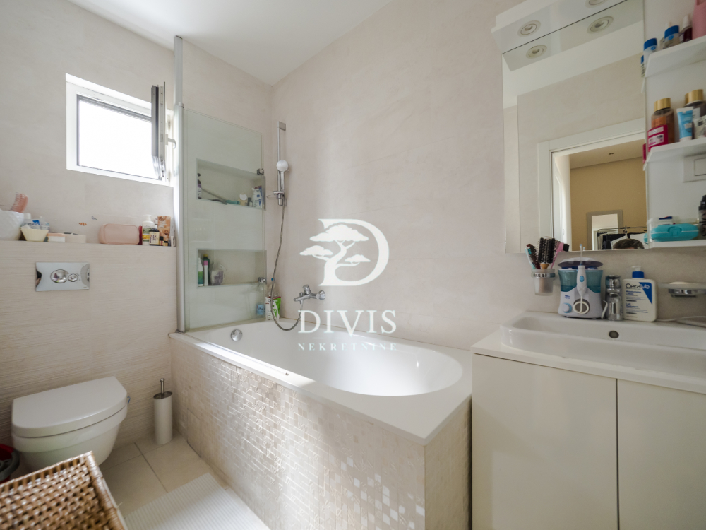 Stan na prodaju u Beogradu, Karaburma, cetvorosoban, 129m2, cena 520000 evra