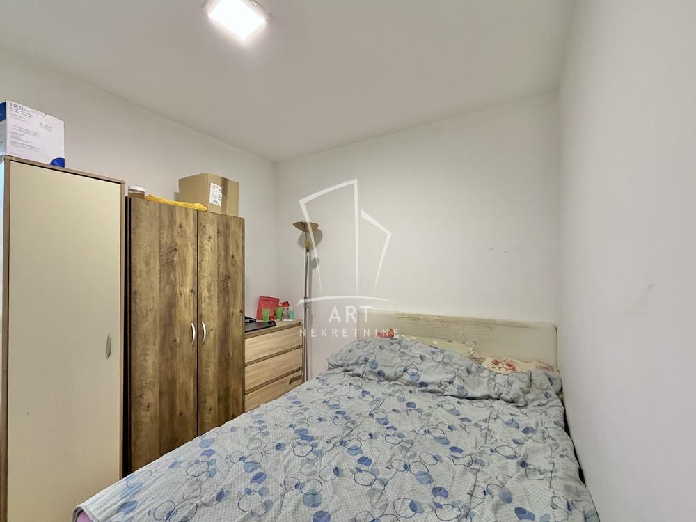 Stan na prodaju u Beogradu, Kaluđerica, trosoban, 45m2, cena 85000 evra