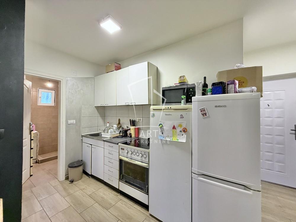 Stan na prodaju u Beogradu, Kaluđerica, trosoban, 45m2, cena 85000 evra