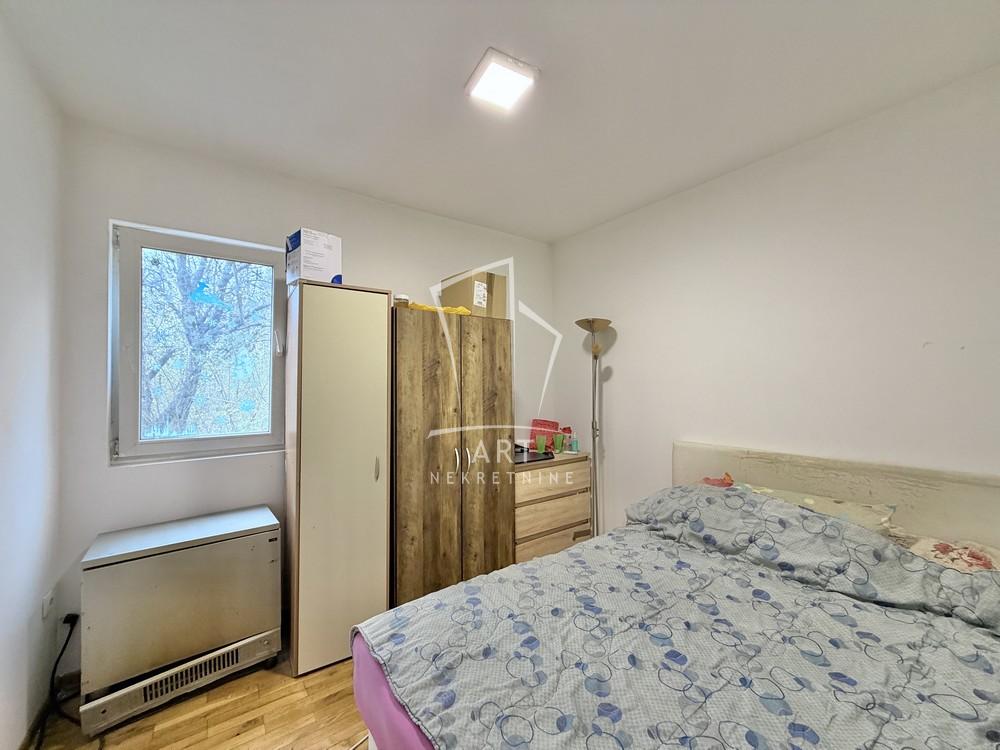 Stan na prodaju u Beogradu, Kaluđerica, trosoban, 45m2, cena 85000 evra