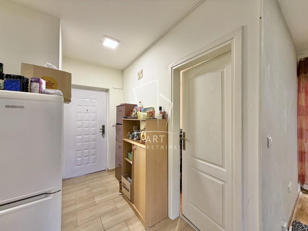 Stan na prodaju u Beogradu, Kaluđerica, trosoban, 45m2, cena 85000 evra