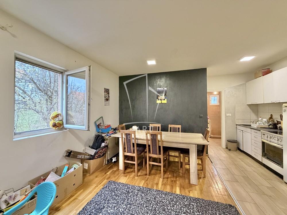 Stan na prodaju u Beogradu, Kaluđerica, trosoban, 45m2, cena 85000 evra