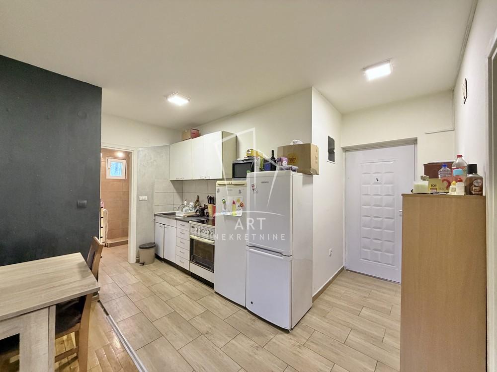 Stan na prodaju u Beogradu, Kaluđerica, trosoban, 45m2, cena 85000 evra