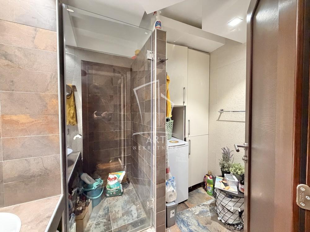 Stan na prodaju u Beogradu, Bulevar despota Stefana, trosoban, 54m2, cena 220000 evra