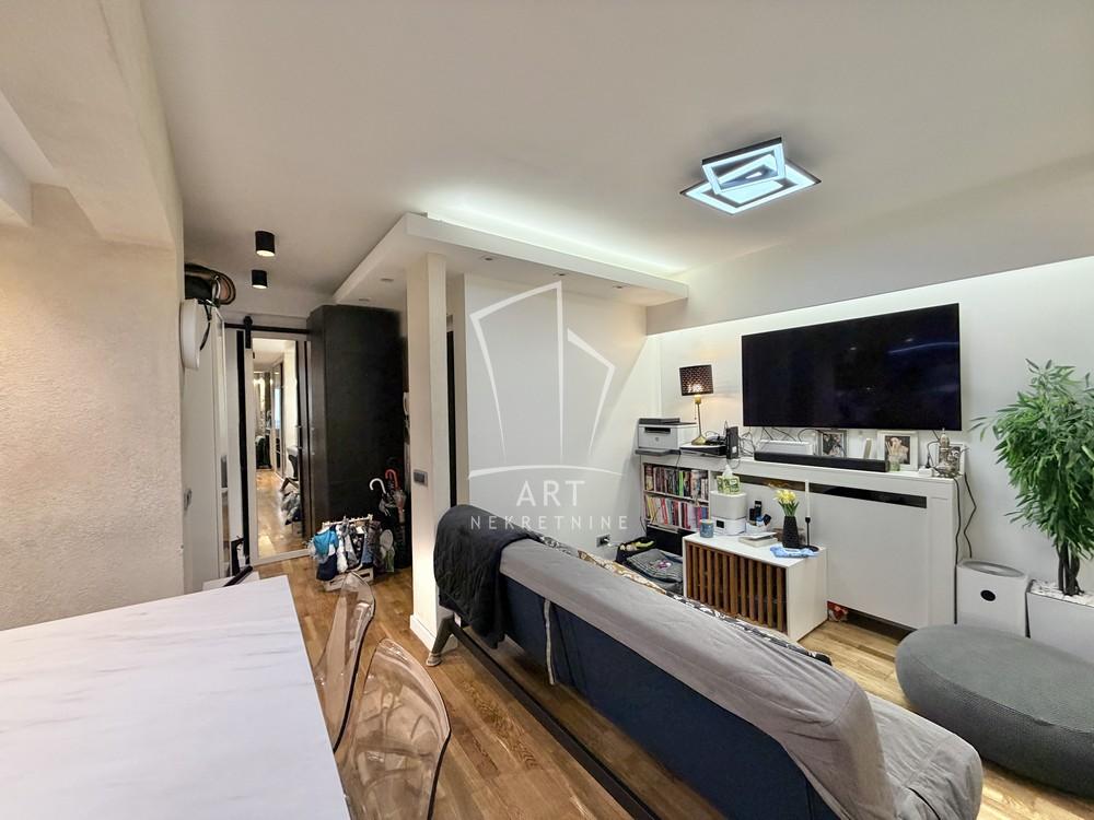 Stan na prodaju u Beogradu, Bulevar despota Stefana, trosoban, 54m2, cena 220000 evra