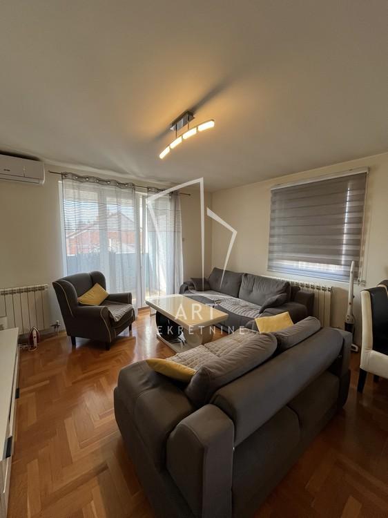 Stan na prodaju u Beogradu, Petlovo brdo, trosoban, 60m2, cena 162000 evra