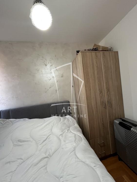 Stan na prodaju u Beogradu, Petlovo brdo, trosoban, 60m2, cena 162000 evra