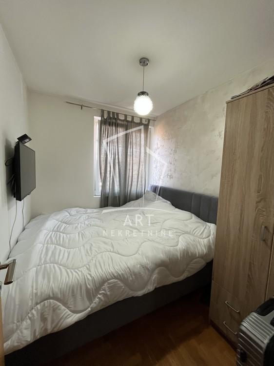 Stan na prodaju u Beogradu, Petlovo brdo, trosoban, 60m2, cena 162000 evra