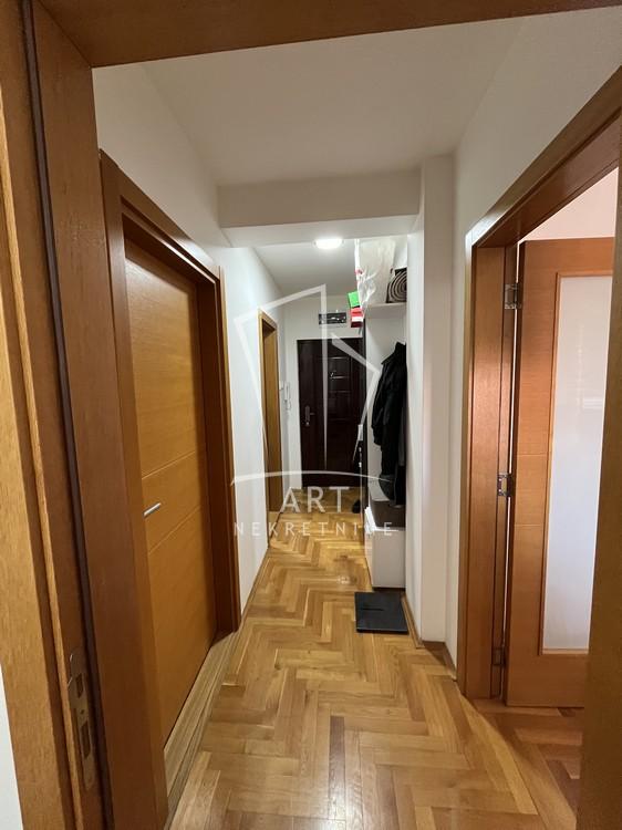 Stan na prodaju u Beogradu, Petlovo brdo, trosoban, 60m2, cena 162000 evra