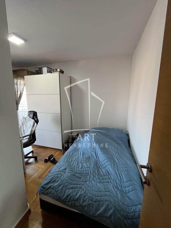 Stan na prodaju u Beogradu, Petlovo brdo, trosoban, 60m2, cena 162000 evra